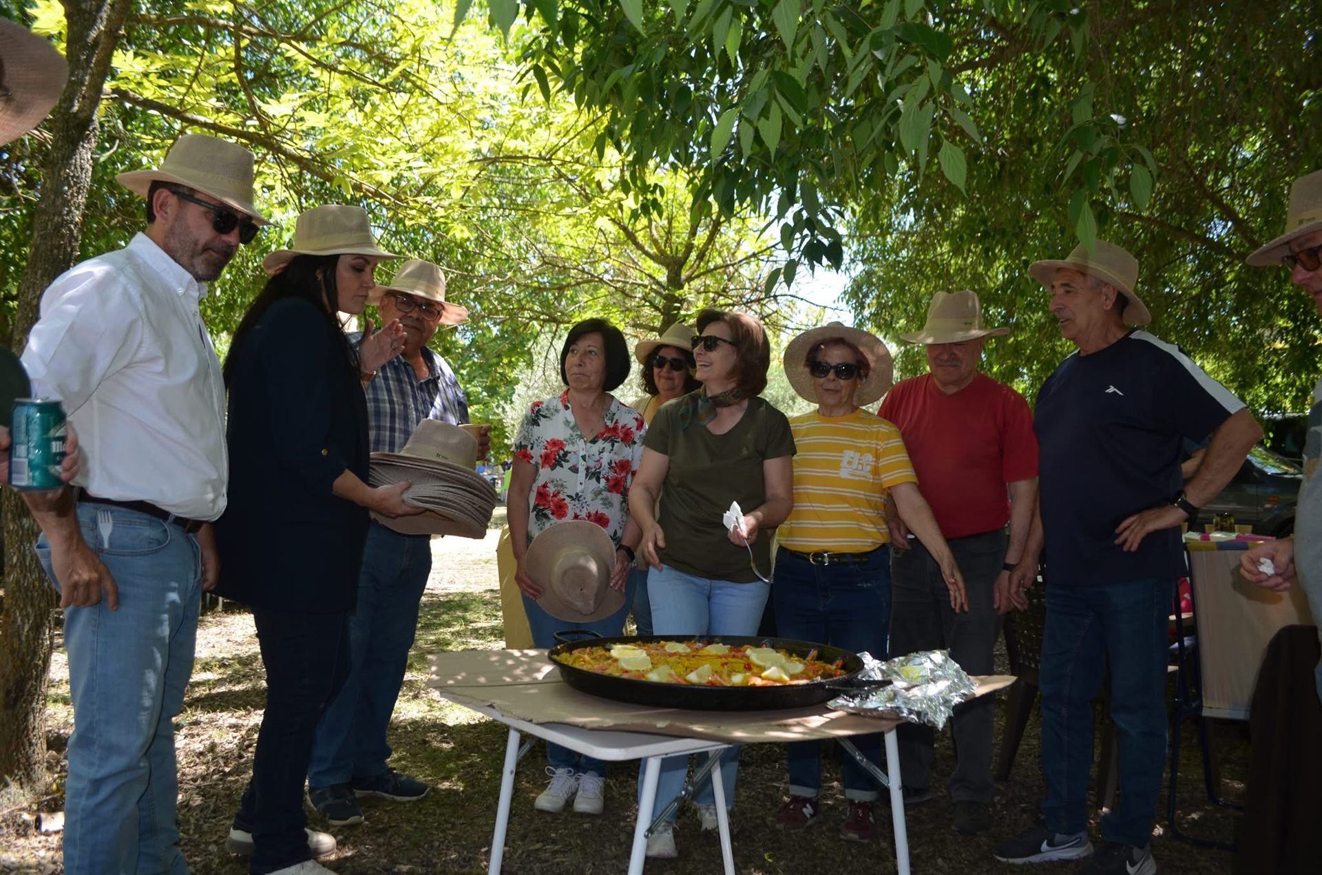Vecinos de Corral de Almaguer compartiendo comida al aire libre durante la romería de La Función