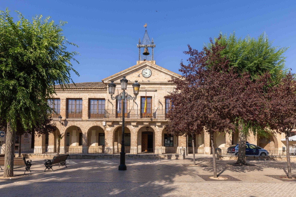 Fachada del Ayuntamiento de Corral de Almaguer con su reloj y espadaña en la Plaza Mayor