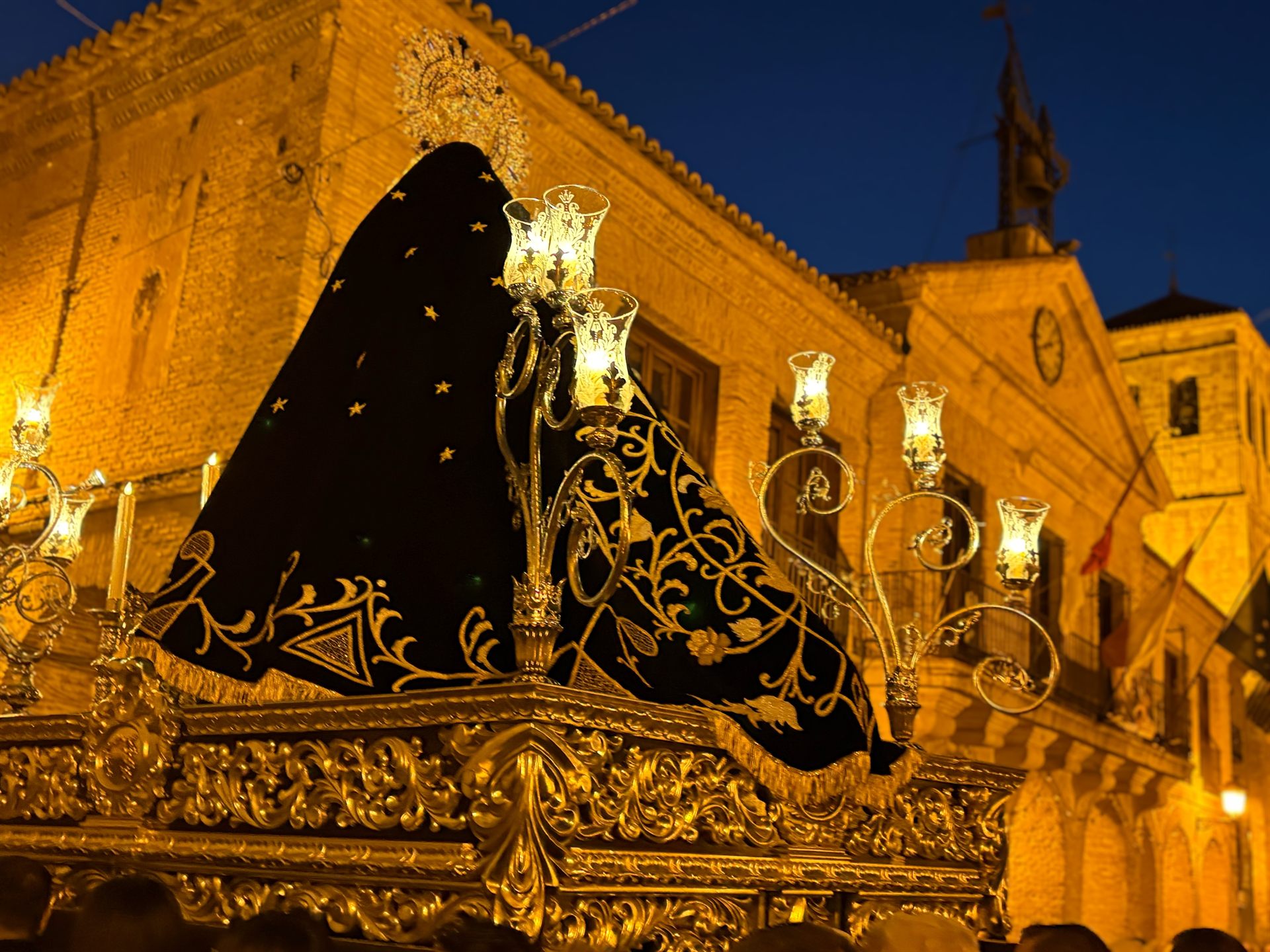 Procesión de la Virgen de los Dolores al anochecer en la Plaza Mayor durante la Semana Santa de Corral de Almaguer